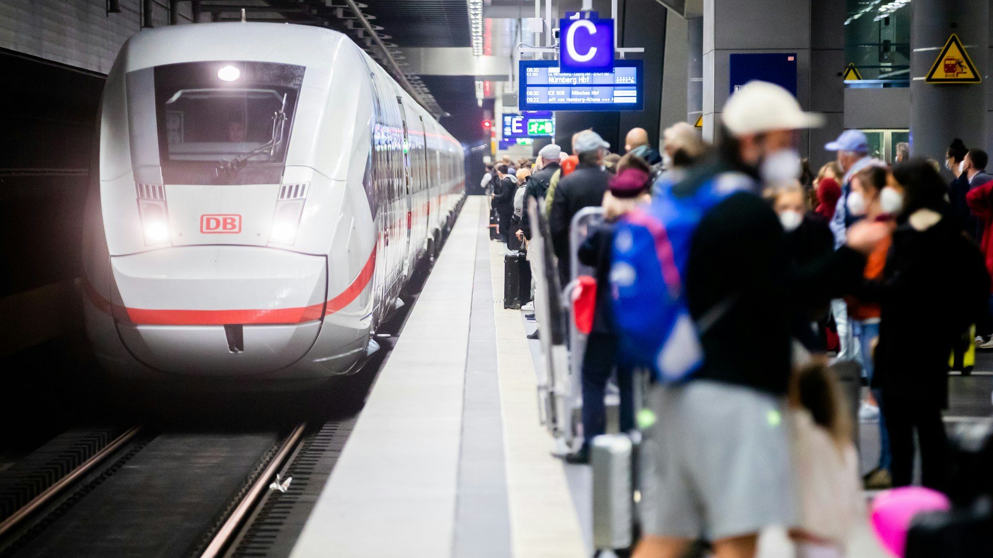 Zahlreiche Fahrgäste stehen am Freitag (3. September) am Berliner Hauptbahnhof am Bahnsteig, als ein ICE einfährt.