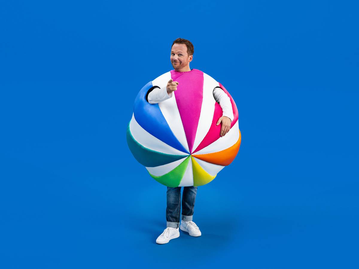 Ralf Schmitz steckt in einem Ball, dem Sat.1-Logo.