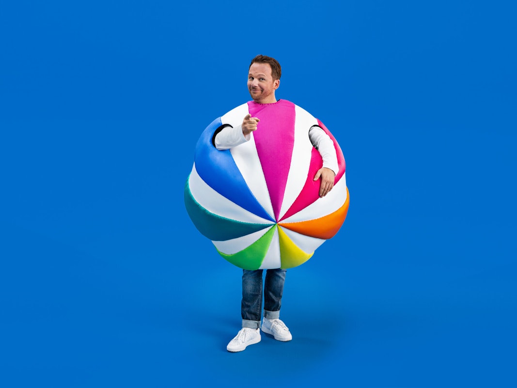 Ralf Schmitz steckt in einem Ball, dem Sat.1-Logo.