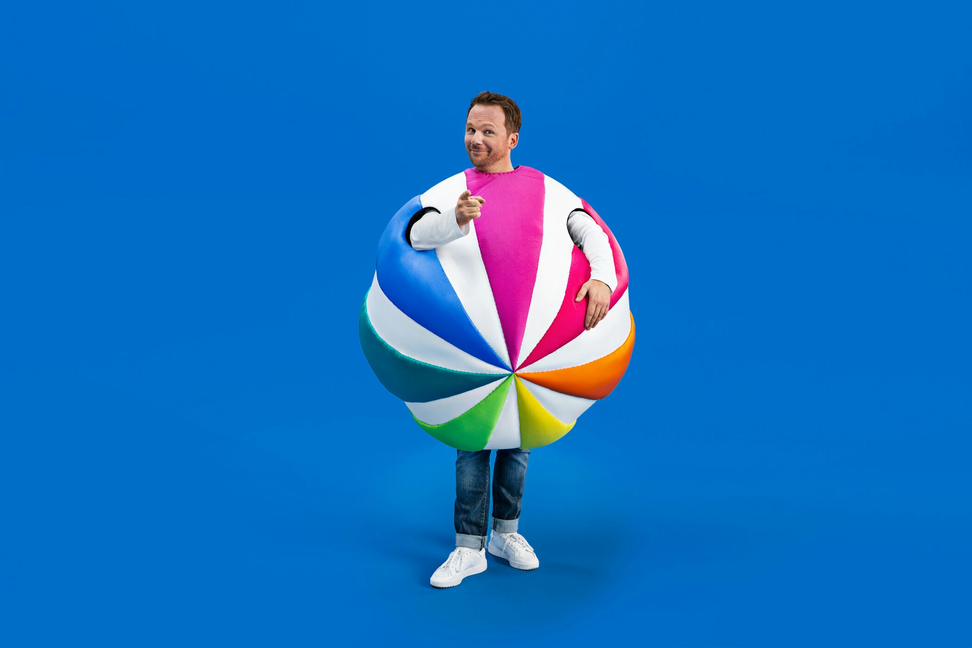 Ralf Schmitz steckt in einem Ball, dem Sat.1-Logo.