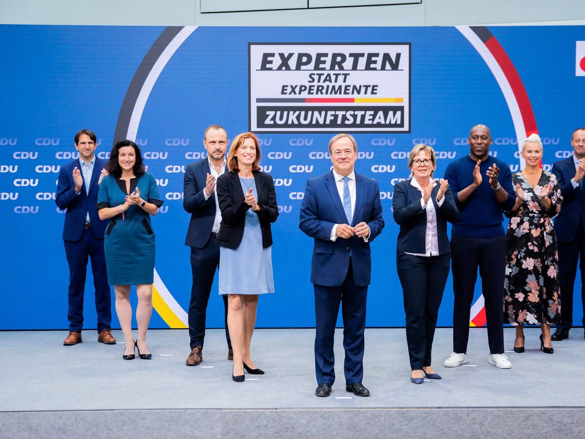 Armin Laschet (M) präsentiert das „Zukunftsteam“ der Union in der CDU-Parteizentrale mit Andreas Jung (l-r), Vize-Unionsfraktionschef, Dorothee Bär (CSU), Digital-Staatsministerin, Peter Neumann, Terrorismus-Experte, Karin Prien, schleswig-holsteinische Bildungsministerin, Barbara Klepsch (CDU, 6. v. l-r), sächsische Kultusministerin, Joe Chialo, CDU-Bundestagskandidat in Berlin-Spandau und Musikmanager, Silvia Breher, stellvertretende CDU-Bundesvorsitzende, und Friedrich Merz, ehemaliger Unionsfraktionschef.