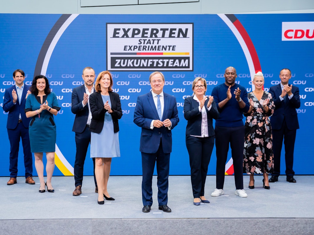 Armin Laschet (M) präsentiert das „Zukunftsteam“ der Union in der CDU-Parteizentrale mit Andreas Jung (l-r), Vize-Unionsfraktionschef, Dorothee Bär (CSU), Digital-Staatsministerin, Peter Neumann, Terrorismus-Experte, Karin Prien, schleswig-holsteinische Bildungsministerin, Barbara Klepsch (CDU, 6. v. l-r), sächsische Kultusministerin, Joe Chialo, CDU-Bundestagskandidat in Berlin-Spandau und Musikmanager, Silvia Breher, stellvertretende CDU-Bundesvorsitzende, und Friedrich Merz, ehemaliger Unionsfraktionschef.