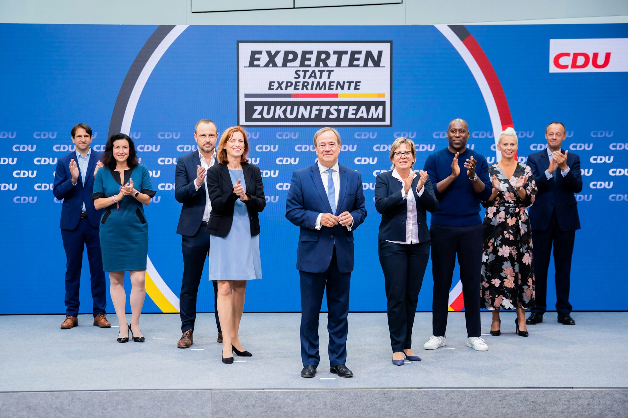 Armin Laschet (M) präsentiert das „Zukunftsteam“ der Union in der CDU-Parteizentrale mit Andreas Jung (l-r), Vize-Unionsfraktionschef, Dorothee Bär (CSU), Digital-Staatsministerin, Peter Neumann, Terrorismus-Experte, Karin Prien, schleswig-holsteinische Bildungsministerin, Barbara Klepsch (CDU, 6. v. l-r), sächsische Kultusministerin, Joe Chialo, CDU-Bundestagskandidat in Berlin-Spandau und Musikmanager, Silvia Breher, stellvertretende CDU-Bundesvorsitzende, und Friedrich Merz, ehemaliger Unionsfraktionschef.