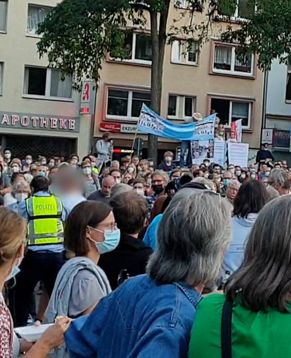 Ein Anhänger einer Querdenker-Bewegung wird während der Wahlkampfrede von Annalena Baerbock am 02.09.2021 in Köln-Nippes des Platzes verwiesen.