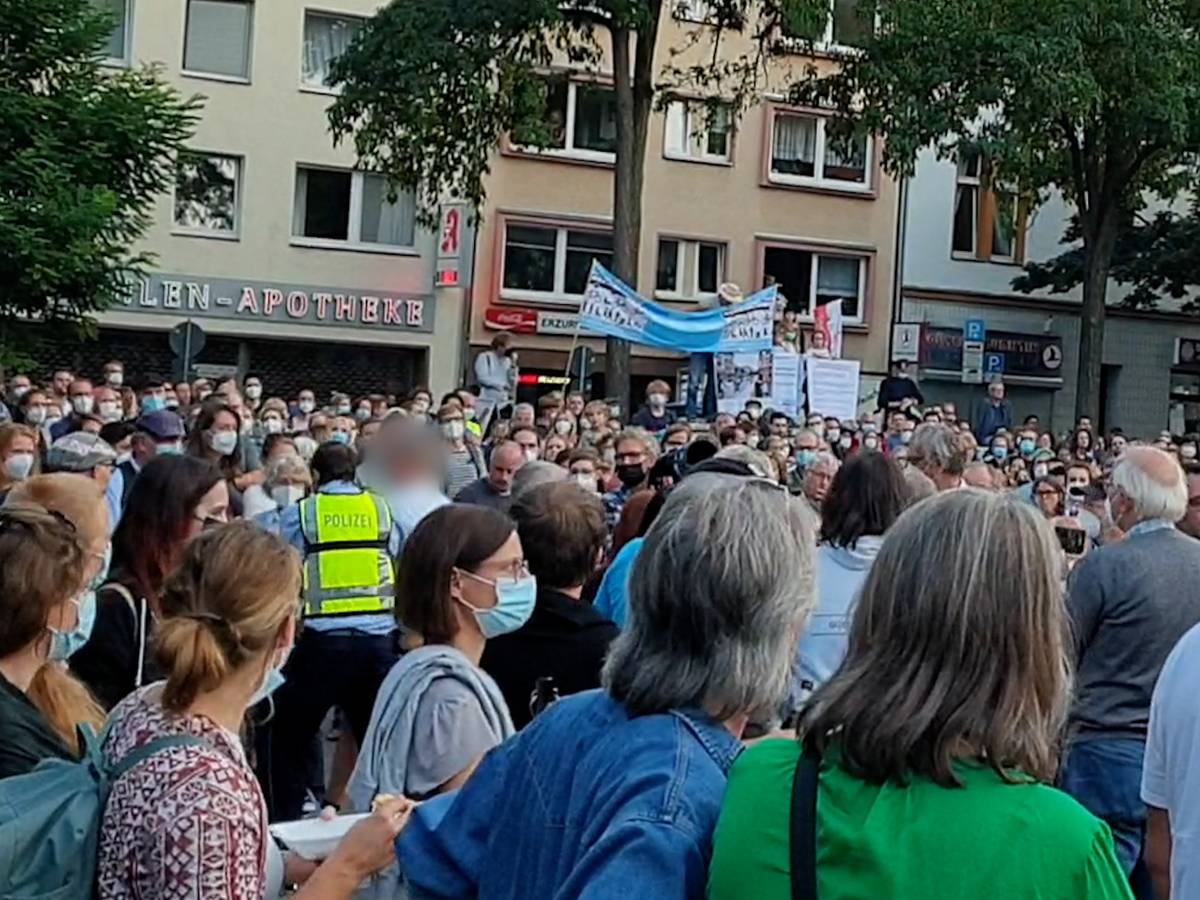 Köln: Bei einer Veranstaltung mit Annalena Baerbock muss die Polizei gegen eine Gruppe der sogenannten „Querdenker“ vorgehen.