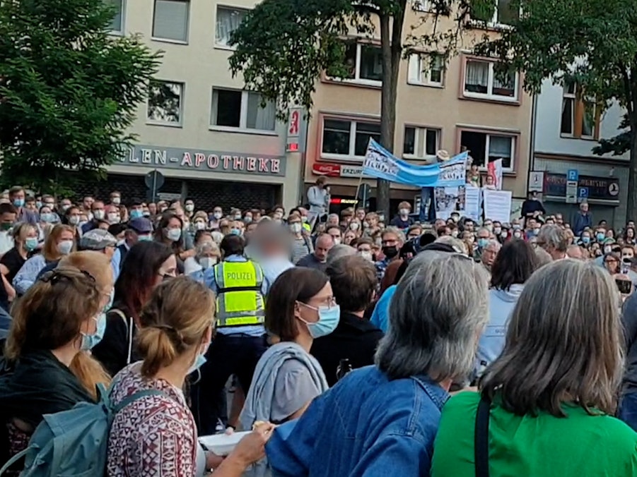 Ein Anhänger einer Querdenker-Bewegung wird während der Wahlkampfrede von Annalena Baerbock am 02.09.2021 in Köln-Nippes des Platzes verwiesen.