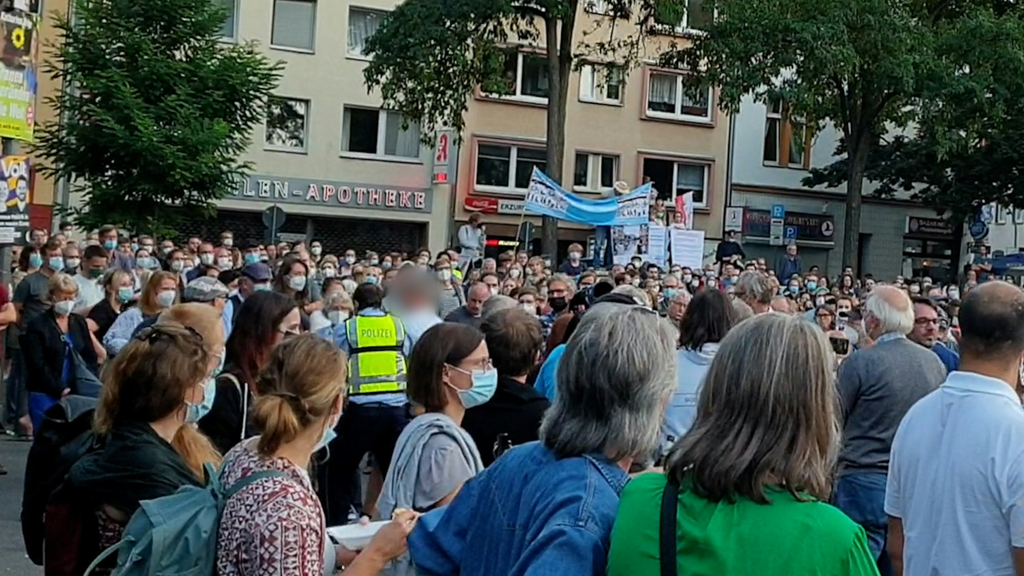 Köln: Bei einer Veranstaltung mit Annalena Baerbock muss die Polizei gegen eine Gruppe der sogenannten „Querdenker“ vorgehen.