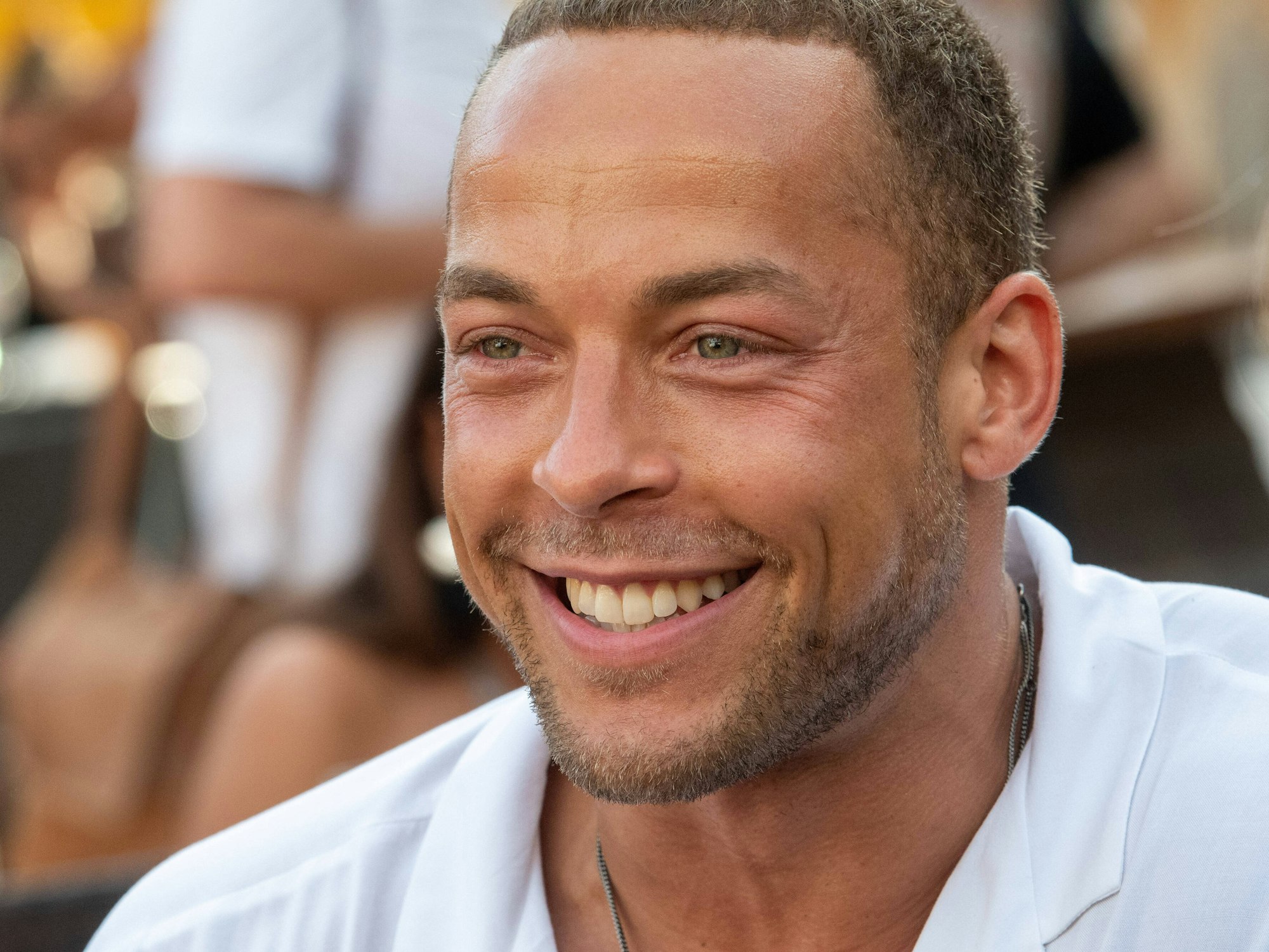 Andrej Mangold lächelt lacht auf Mallorca.