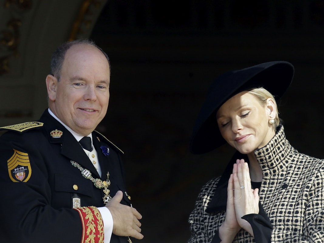 19.11.2018, Monaco: Fürst Albert II. von Monaco und seine Frau Charlene von Monaco bedanken sich bei der Menge, die an den Feierlichkeiten zum Nationalfeiertag in Monaco teilnehmen.