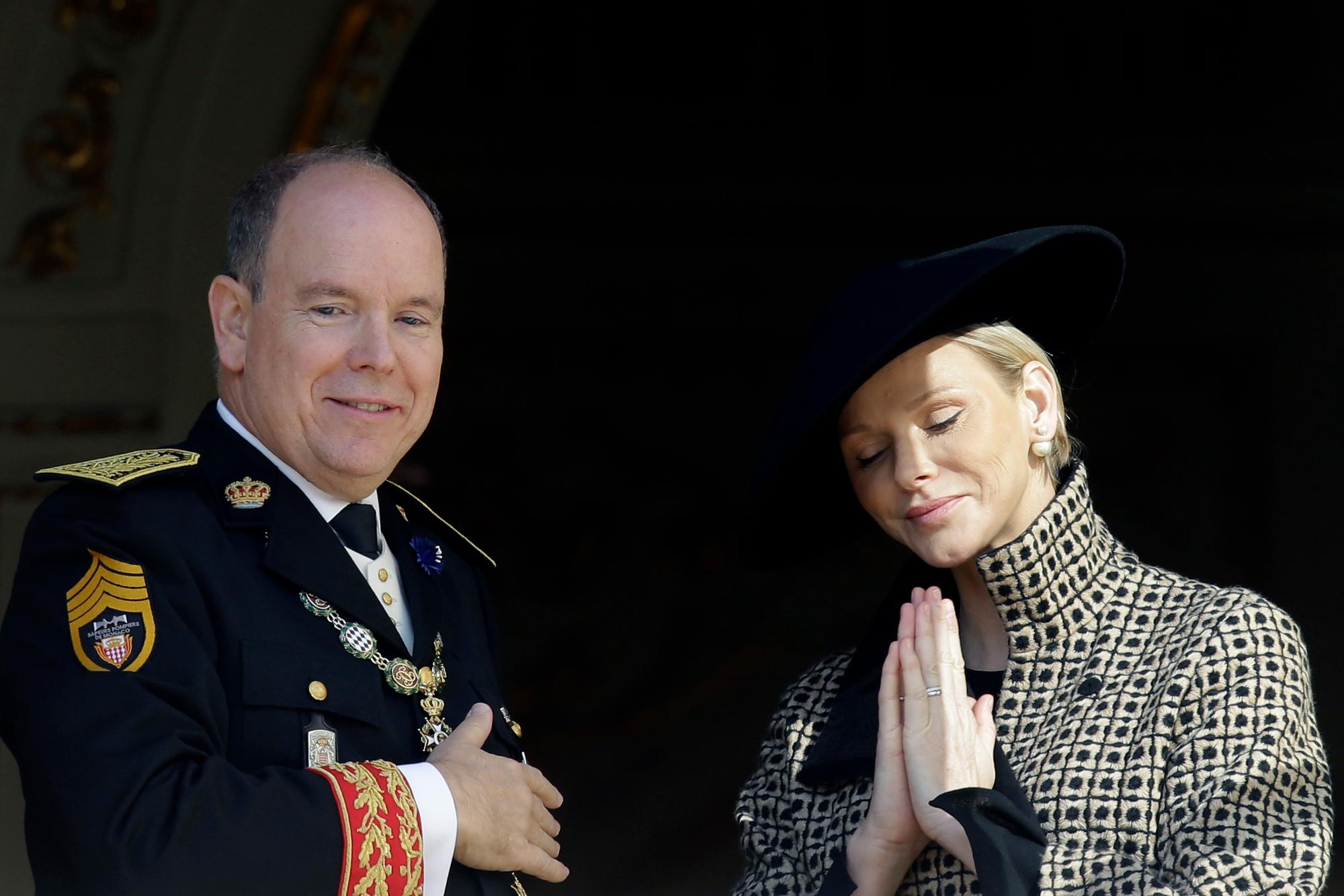 19.11.2018, Monaco: Fürst Albert II. von Monaco und seine Frau Charlene von Monaco bedanken sich bei der Menge, die an den Feierlichkeiten zum Nationalfeiertag in Monaco teilnehmen.