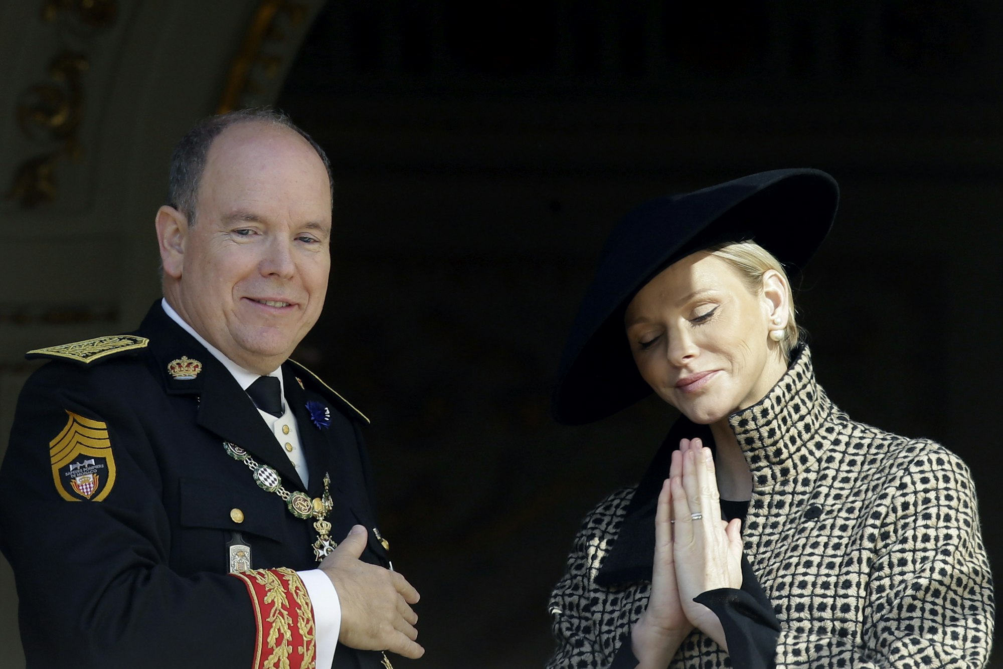 19.11.2018, Monaco: Fürst Albert II. von Monaco und seine Frau Charlene von Monaco bedanken sich bei der Menge, die an den Feierlichkeiten zum Nationalfeiertag in Monaco teilnehmen.