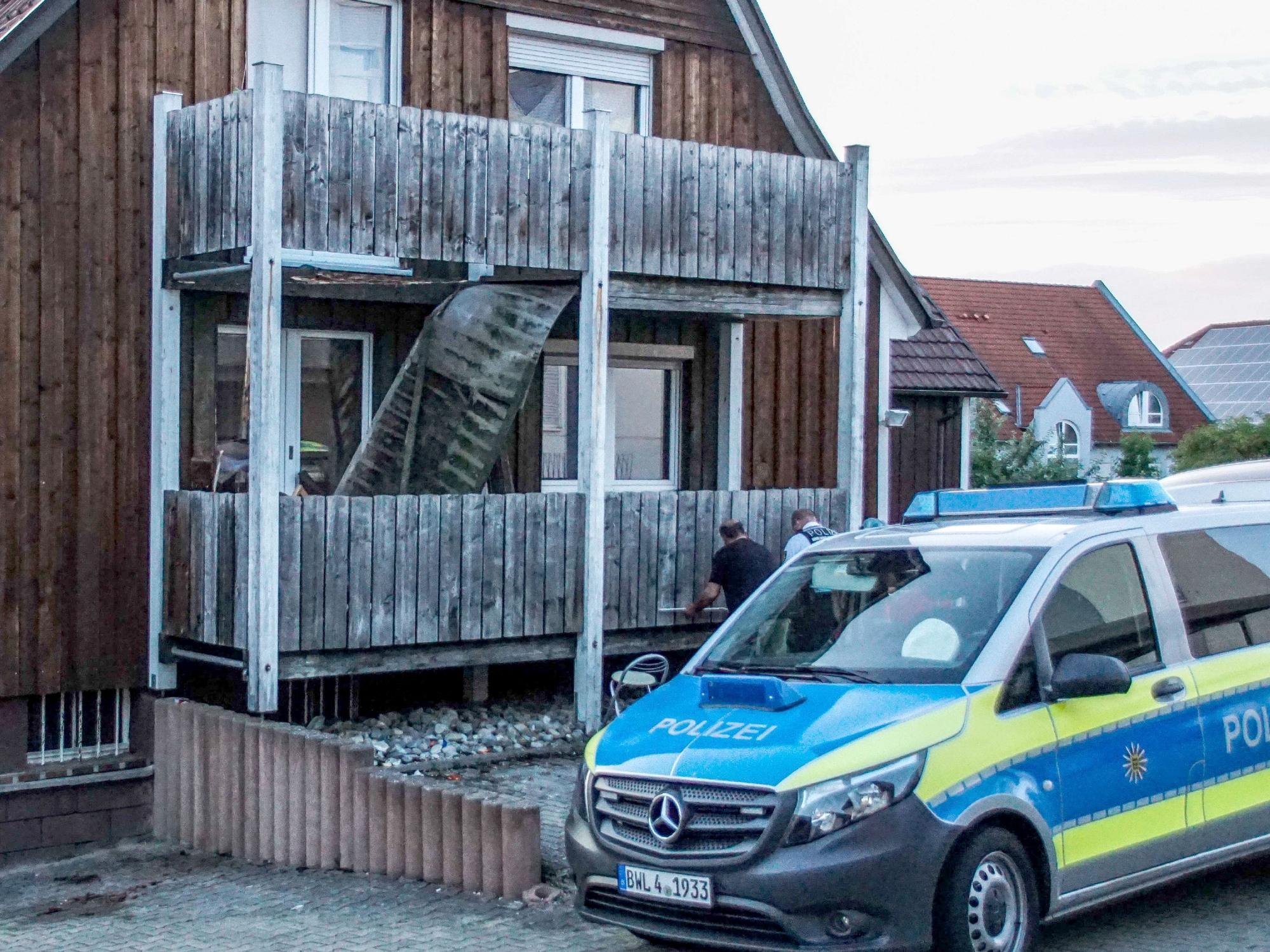 Bei einem Balkoneinsturz in Sachsen sind mehrere Menschen schwer verletzt worden.
