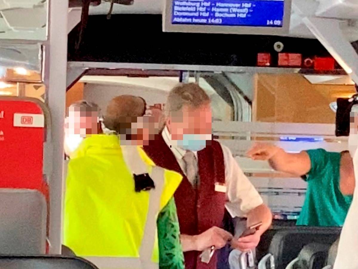 Ein Maskenverweigerer mit gelber Warnweste und Stirnband stört am 3. September 2021 die Passagiere im ICE 848. Ein Mitarbeiter der Bahn alarmiert die Polizei.