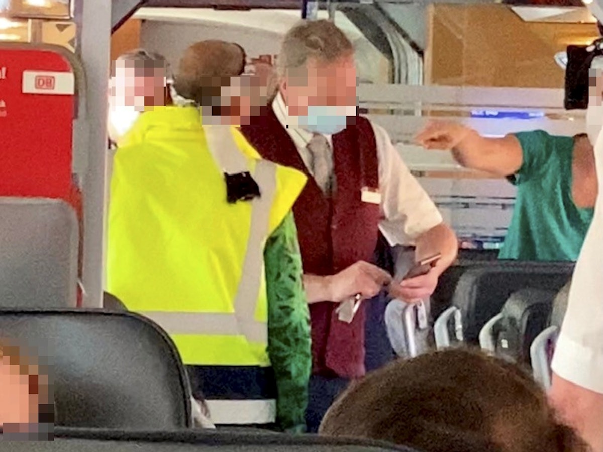 Ein Maskenverweigerer mit gelber Warnweste und Stirnband stört am 3. September 2021 die Passagiere im ICE 848. Ein Mitarbeiter der Bahn alarmiert die Polizei.