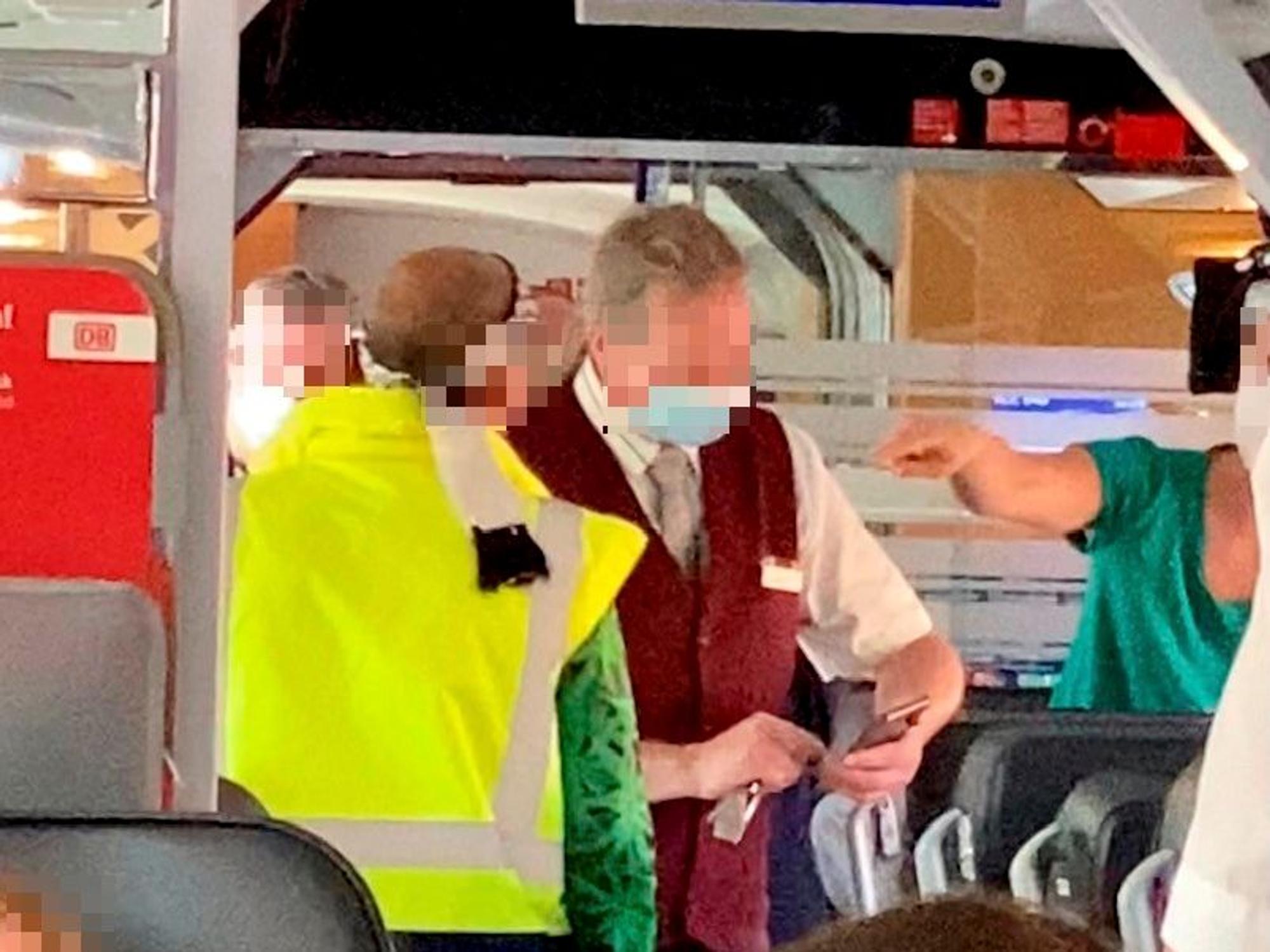 Ein Maskenverweigerer mit gelber Warnweste und Stirnband stört am 3. September 2021 die Passagiere im ICE 848. Ein Mitarbeiter der Bahn alarmiert die Polizei.