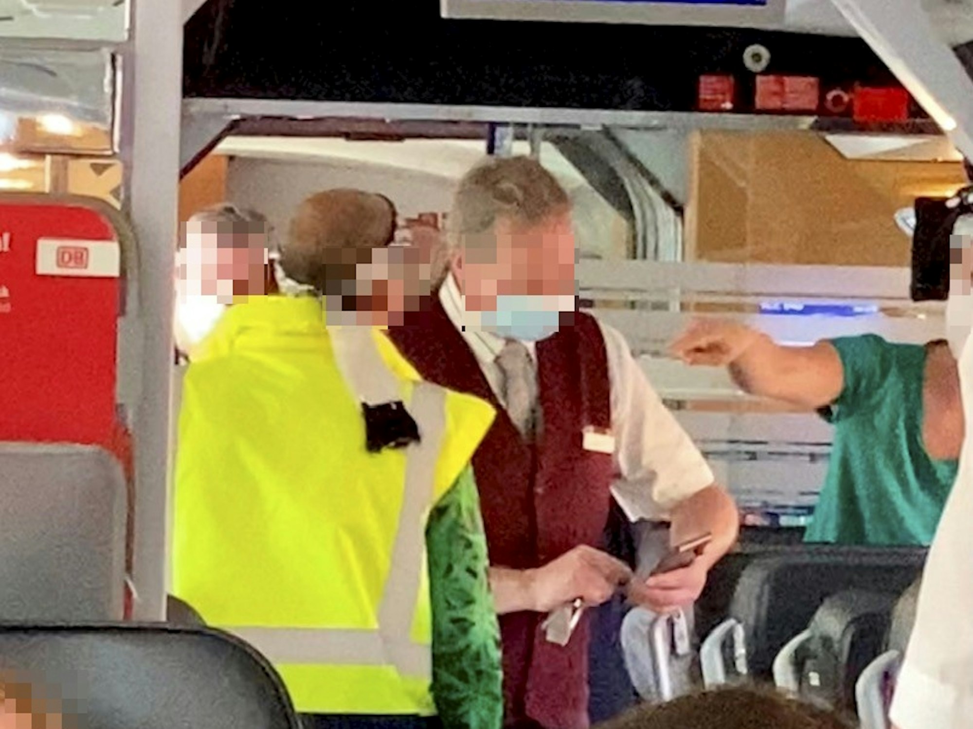 Ein Maskenverweigerer mit gelber Warnweste und Stirnband stört am 3. September 2021 die Passagiere im ICE 848. Ein Mitarbeiter der Bahn alarmiert die Polizei.