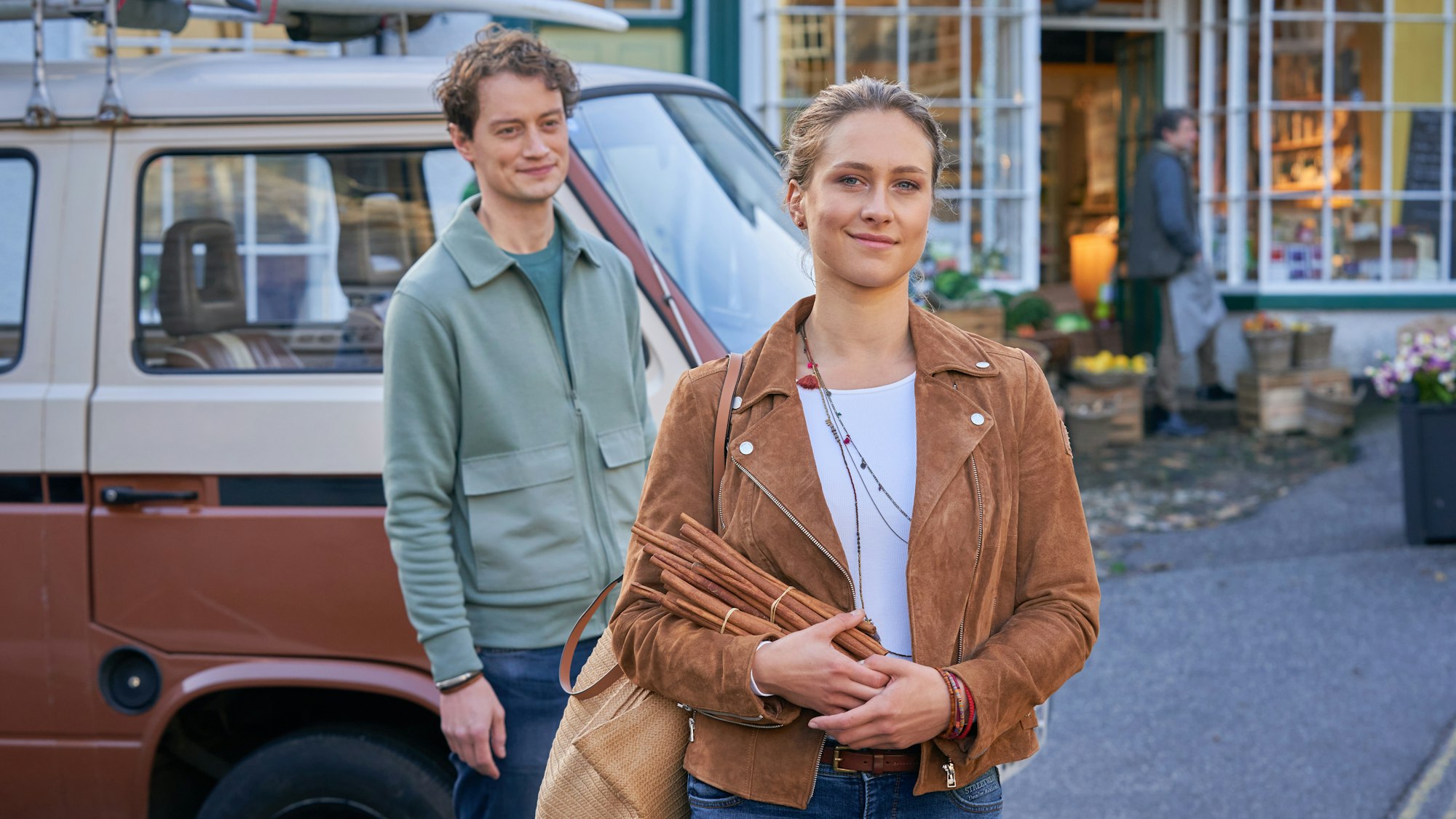Liliane Zillner im ZDF-Film „Rosamunde Pilcher: Herzensläufe“. Hinter ihr steht Maximilian Hildebrandt, der Matt spielt.