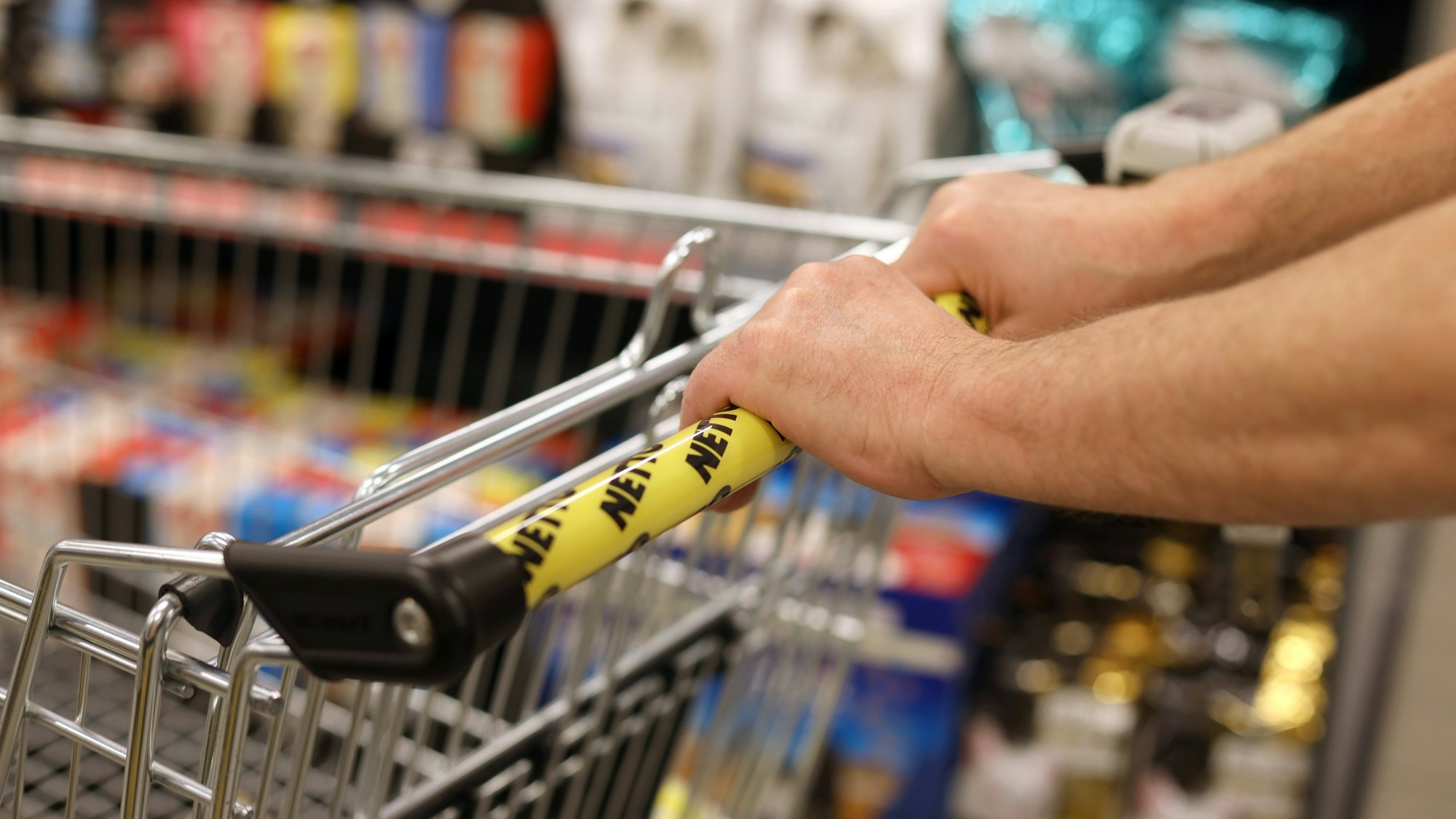 Ein Kunde mit seinem Einkaufswagen in einer Netto-Filiale (Archivbild von September 2020): Der Discounter ruft am Freitag (03. September) Hähnchensnacks für Kinder zurück.