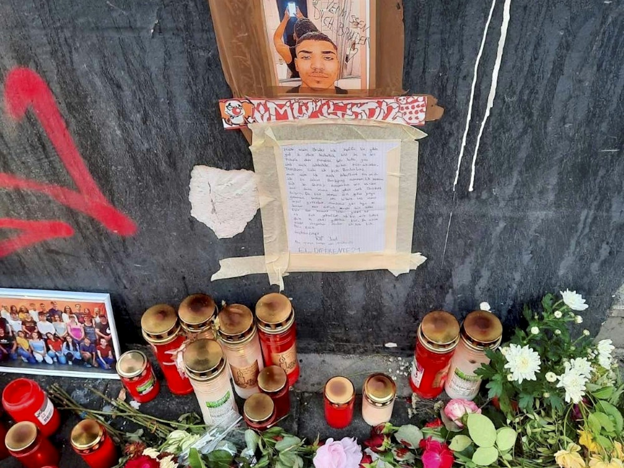 Gedenkstelle für toten Joel auf der Zülpicher Straße in Köln.