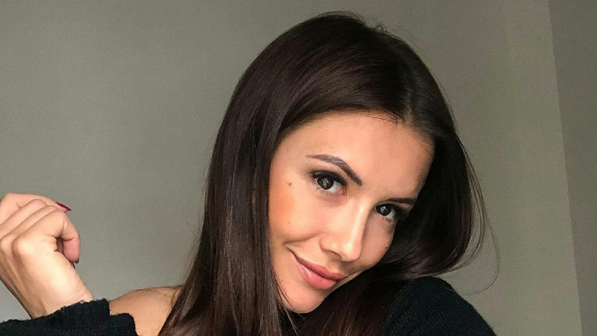 Laura Winter posiert für ein Selfie.