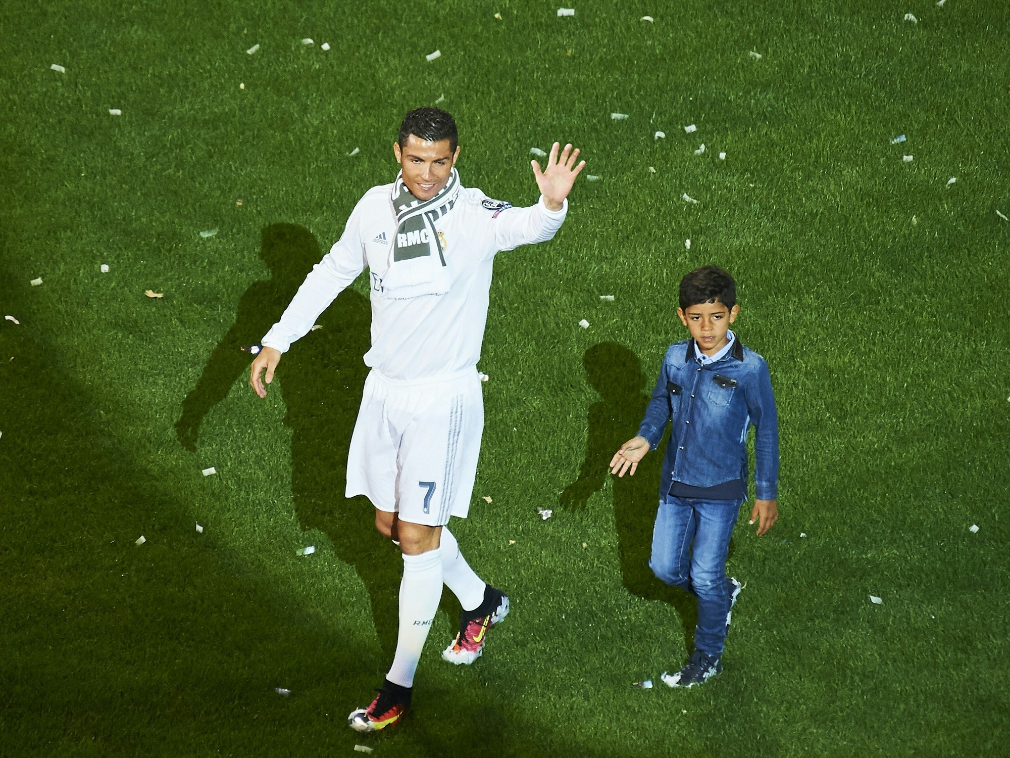 Cristiano Ronaldo und sein Sohn Cristiano Jr. laufen über den Platz von Real Madrid.