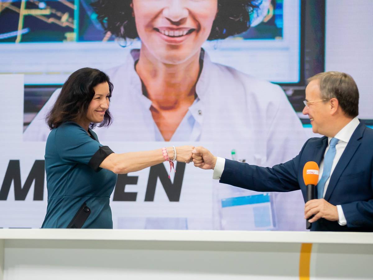 Dorothee Bär (CSU), Digital-Staatsministerin, und Armin Laschet, CDU-Kanzlerkandidat, CDU-Bundesvorsitzender und Ministerpräsident von Nordrhein-Westfalen, begrüßen sich bei der Vorstellung des „Zukunftsteams“ der Union in der CDU-Parteizentrale am Freitag (03. September).