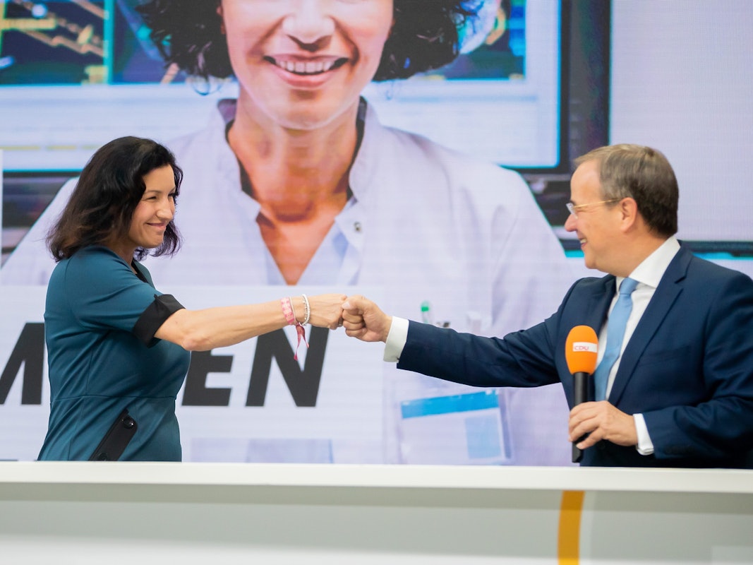 Dorothee Bär (CSU), Digital-Staatsministerin, und Armin Laschet, CDU-Kanzlerkandidat, CDU-Bundesvorsitzender und Ministerpräsident von Nordrhein-Westfalen, begrüßen sich bei der Vorstellung des „Zukunftsteams“ der Union in der CDU-Parteizentrale am Freitag (03. September).