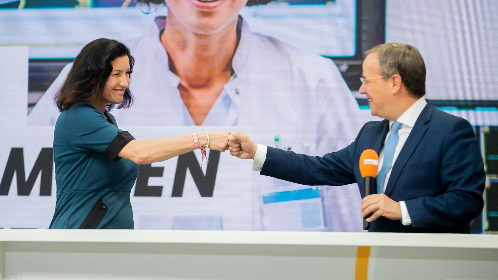 Dorothee Bär (CSU), Digital-Staatsministerin, und Armin Laschet, CDU-Kanzlerkandidat, CDU-Bundesvorsitzender und Ministerpräsident von Nordrhein-Westfalen, begrüßen sich bei der Vorstellung des „Zukunftsteams“ der Union in der CDU-Parteizentrale am Freitag (03. September).