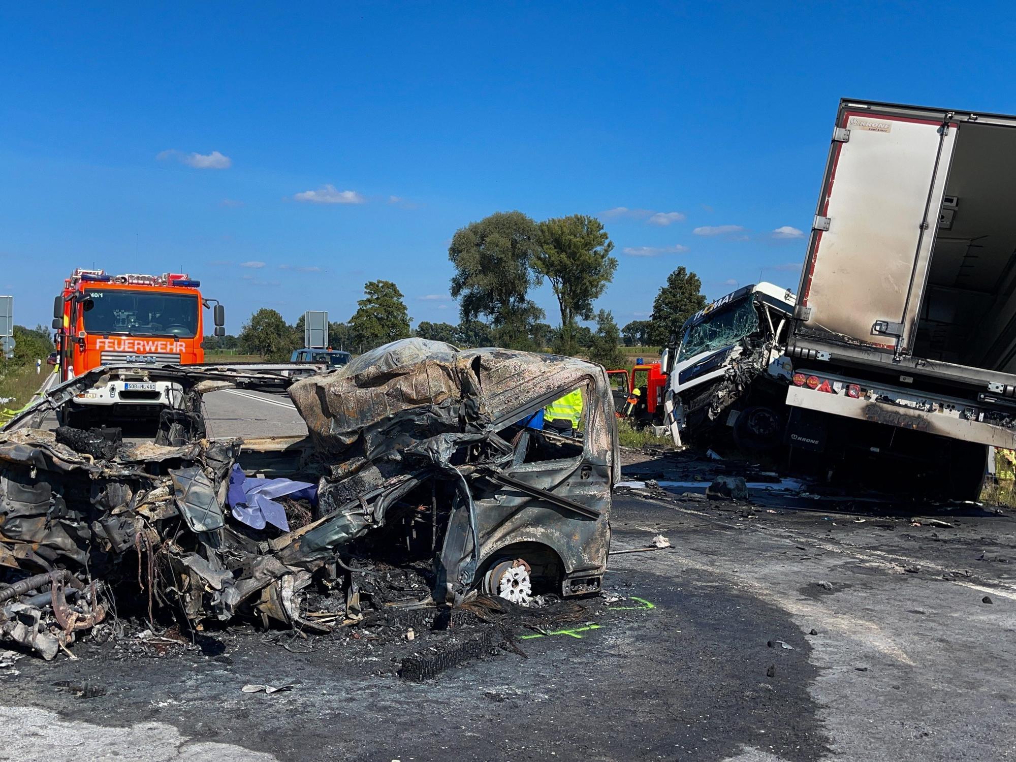 Das ausgebrannte Wrack eines Fahrzeugs steht nach einem tödlichen Unfall auf der B300 bei Schrobenhausen.