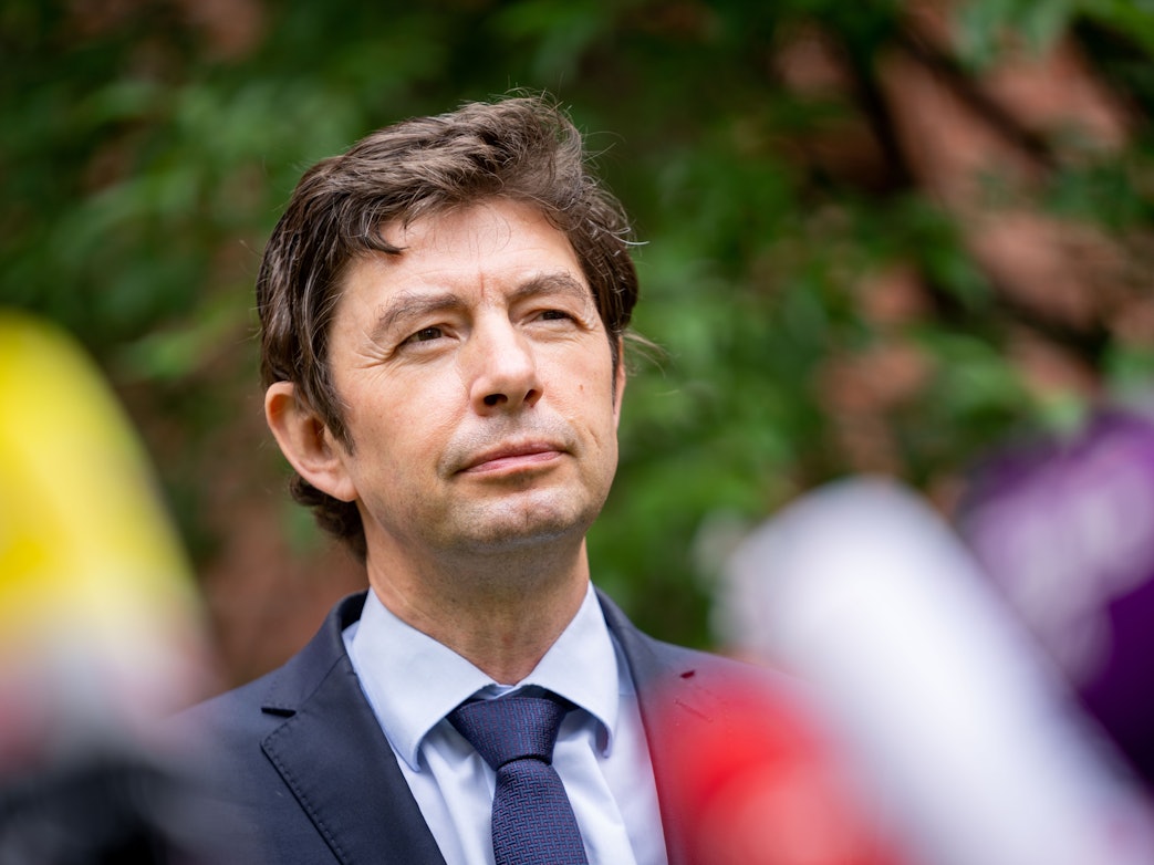 Christian Drosten, Direktor des Instituts für Virologie an der Charité, gibt nach einem Treffen mit dem österreichischen Kanzler Kurz auf dem Gelände der Charité. Drosten ist pessimistisch, dass Deutschland bald die erforderliche Impfquote erreicht.