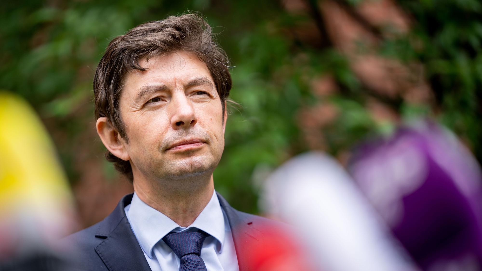 Christian Drosten, Direktor des Instituts für Virologie an der Charité, gibt nach einem Treffen mit dem österreichischen Kanzler Kurz auf dem Gelände der Charité. Drosten ist pessimistisch, dass Deutschland bald die erforderliche Impfquote erreicht.