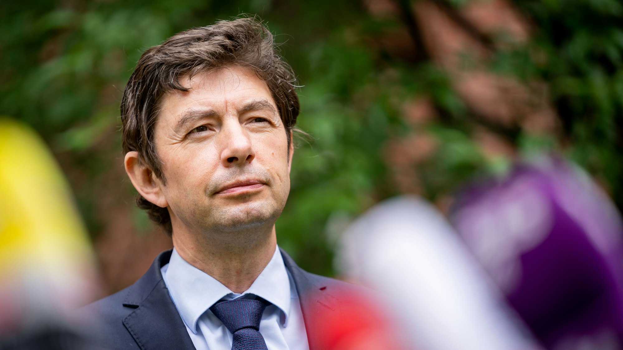 Christian Drosten, Direktor des Instituts für Virologie an der Charité, gibt nach einem Treffen mit dem österreichischen Kanzler Kurz auf dem Gelände der Charité. Drosten ist pessimistisch, dass Deutschland bald die erforderliche Impfquote erreicht.