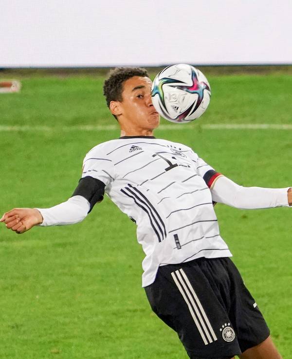 Jamal Musiala stoppt den Ball im Länderspiel mit der Brust.