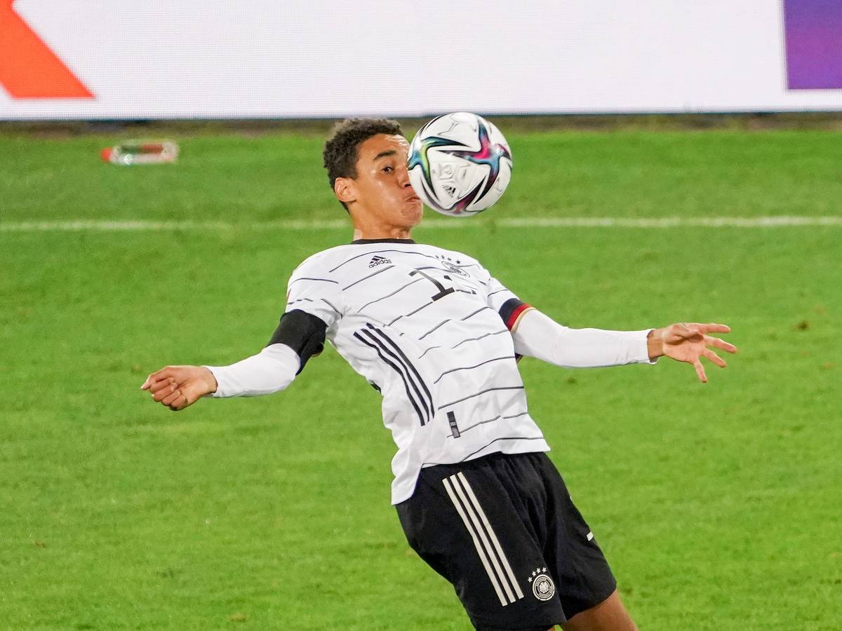 Jamal Musiala stoppt den Ball im Länderspiel mit der Brust.