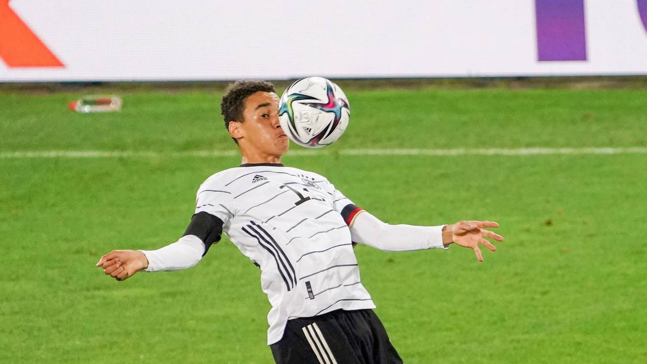 Jamal Musiala stoppt den Ball im Länderspiel mit der Brust.
