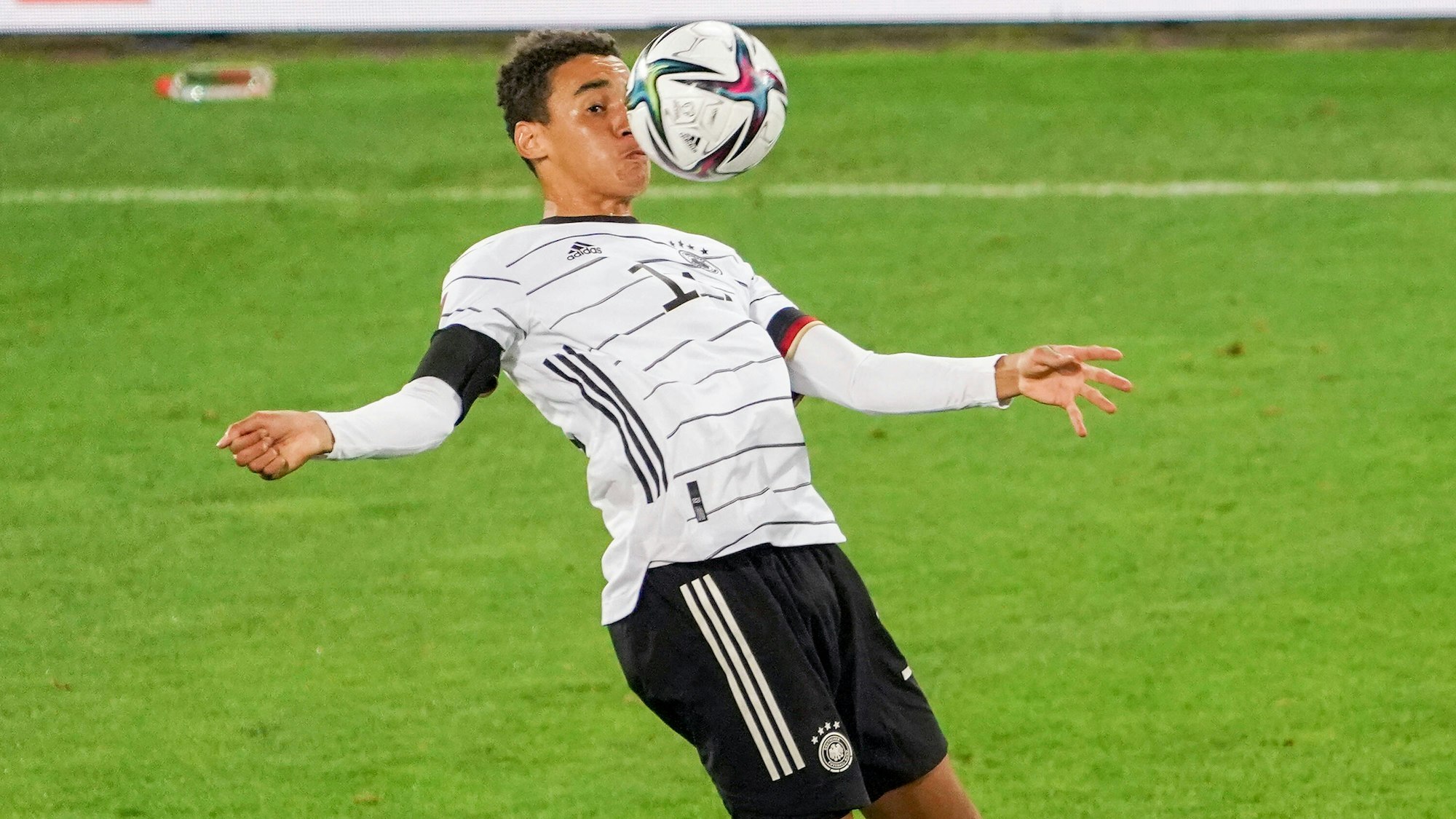 Jamal Musiala stoppt den Ball im Länderspiel mit der Brust.