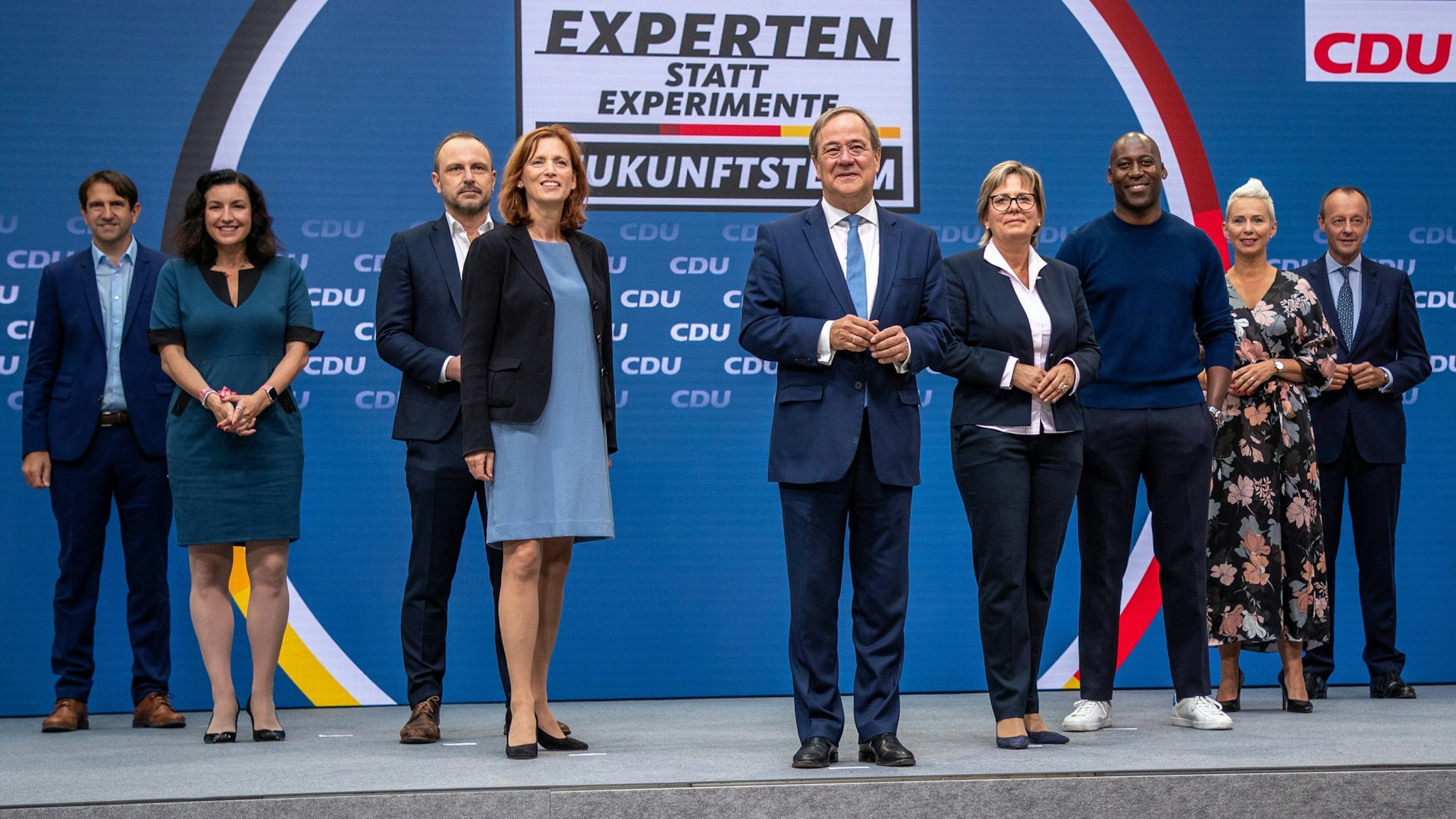 So sieht es aus, das achtköpfige Zukunftsteam um Armin Laschet, mit Andreas Jung (l.-r.), Vize-Unionsfraktionschef, Dorothee Bär (CSU), Digital-Staatsministerin, Peter Neumann, Terrorismus-Experte, Karin Prien, schleswig-holsteinische Bildungsministerin, Barbara Klepsch (CDU, 6. v. l-r), sächsische Kulturministerin, Joe Chialo, CDU-Bundestagskandidat in Berlin-Spandau und Musikmanager, Silvia Breher, stellvertretende CDU-Bundesvorsitzende, und Friedrich Merz, ehemaliger Unionsfraktionschef.
