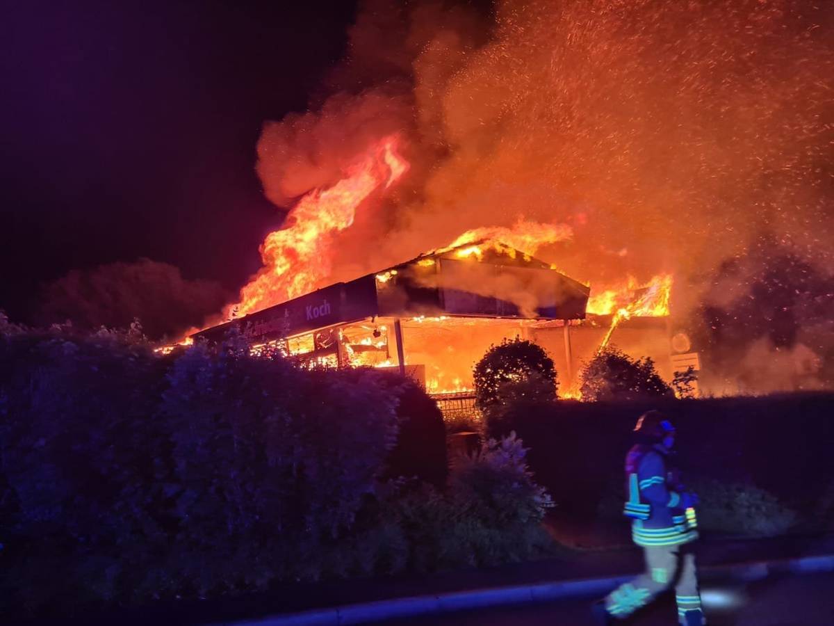 Verheerendes Feuer in der Nacht zum Samstag (4. September) in einem Supermarkt in Ratingen.