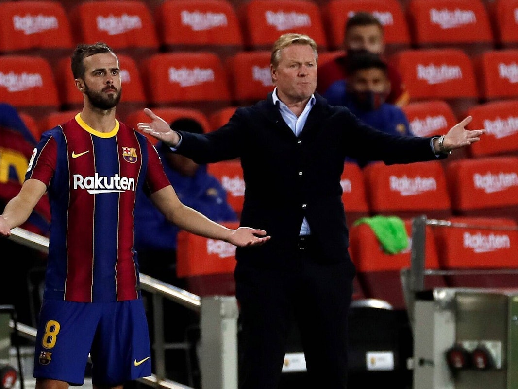 Pjanic und Koeman breiten am Spielfeldrand fragend die Arme aus.