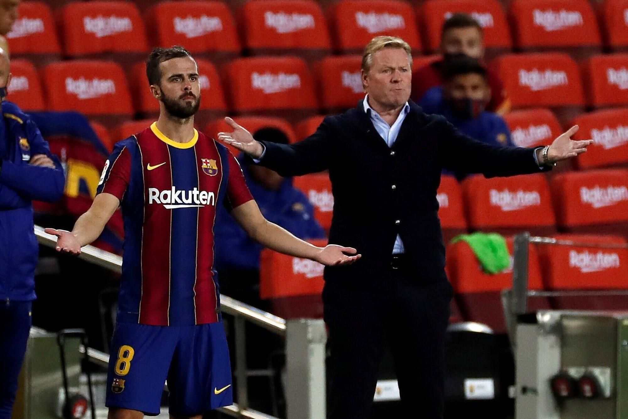 Pjanic und Koeman breiten am Spielfeldrand fragend die Arme aus.