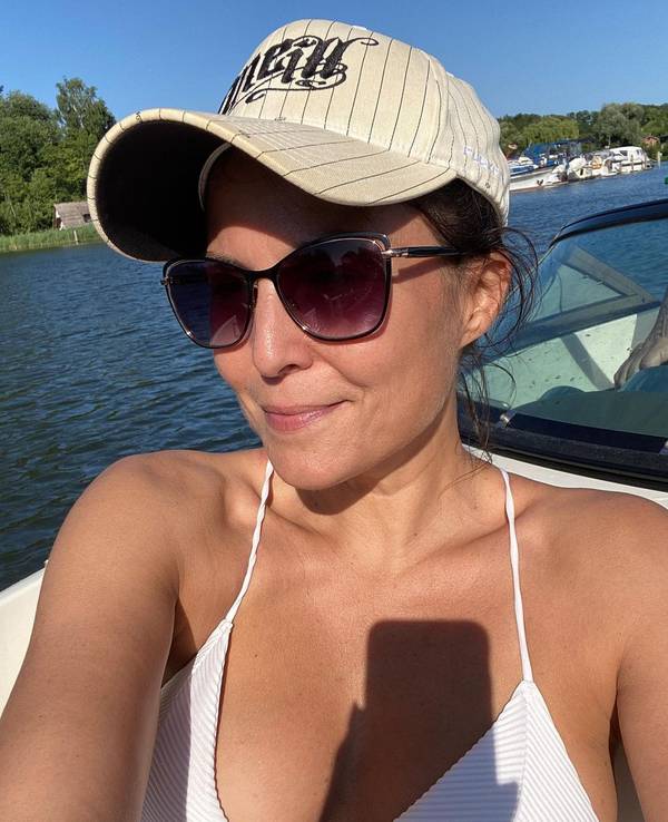 „Sat.1-Frühstücksfernsehen“-Moderatorin Vanessa Blumhagen posiert im Bikini, mit Kappe und Sonnenbrille auf einem Boot für ein Foto.