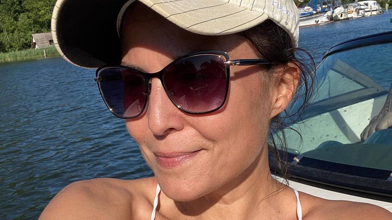 „Sat.1-Frühstücksfernsehen“-Moderatorin Vanessa Blumhagen posiert im Bikini, mit Kappe und Sonnenbrille auf einem Boot für ein Foto.