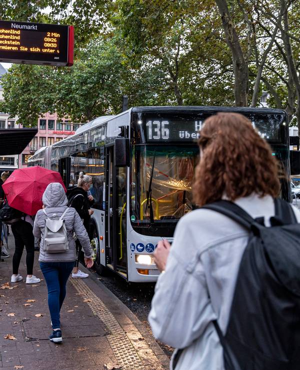 Menschen steigen am Neumarkt in Köln in einen Bus der KVB ein.