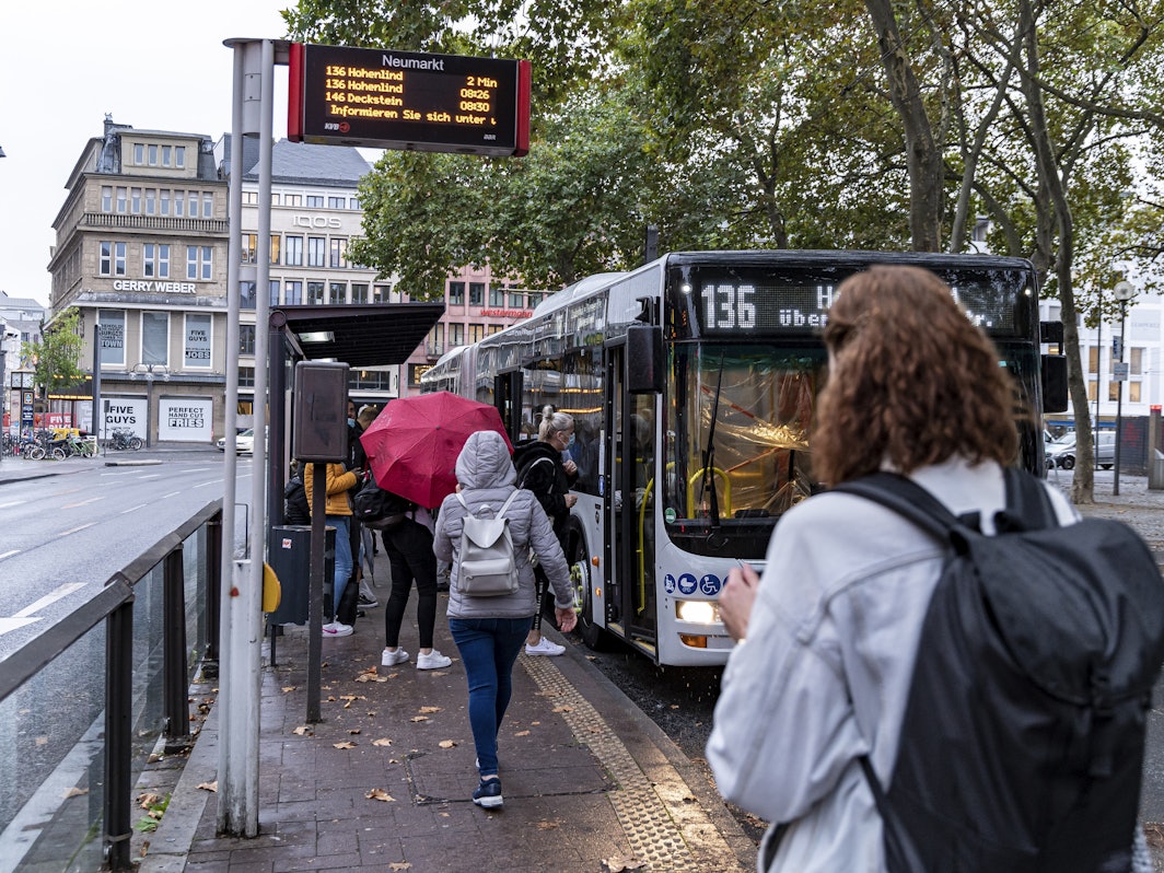 Menschen steigen am Neumarkt in Köln in einen Bus der KVB ein.