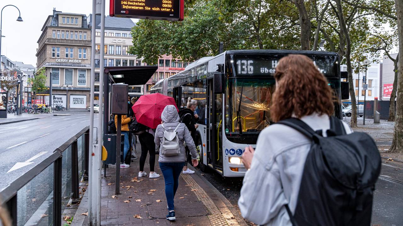 Menschen steigen am Neumarkt in Köln in einen Bus der KVB ein.