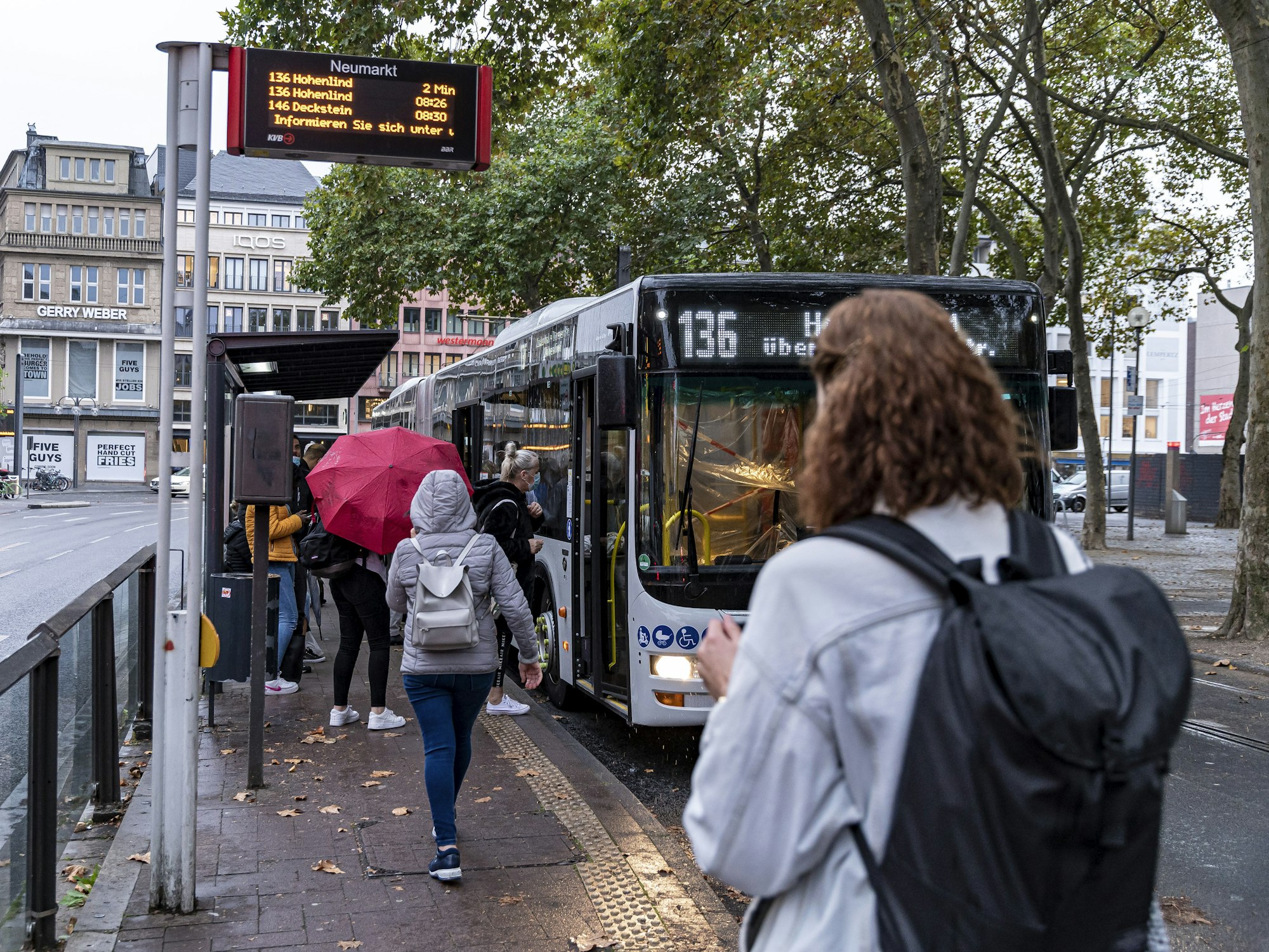 Menschen steigen am Neumarkt in Köln in einen Bus der KVB ein.