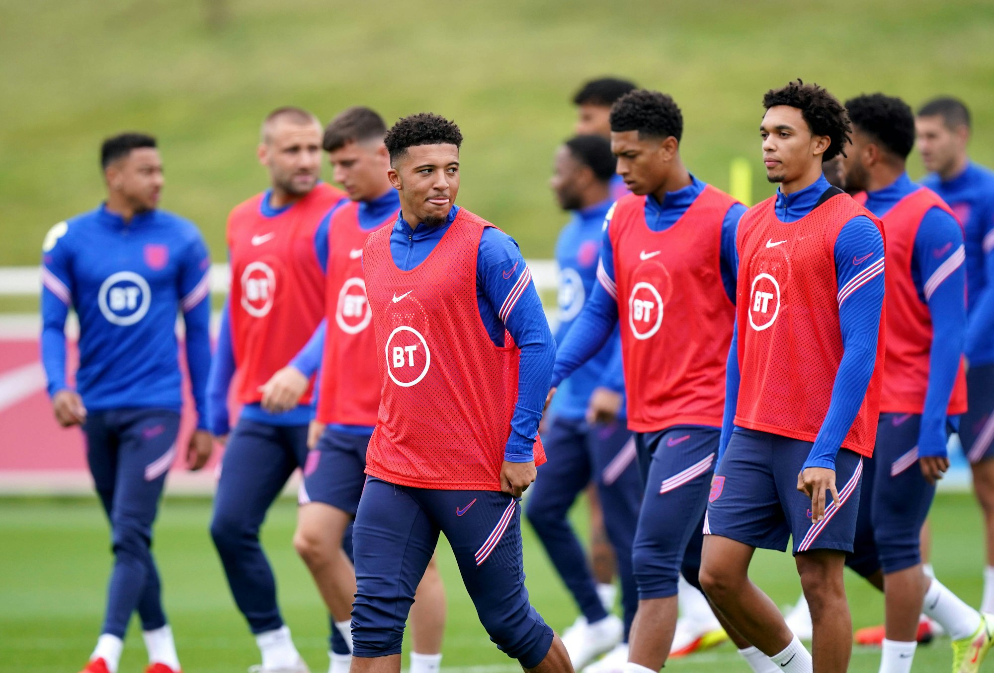 Sancho geht mit seinen Kollegen von der Nationalmannschaft über den Trainingsplatz.