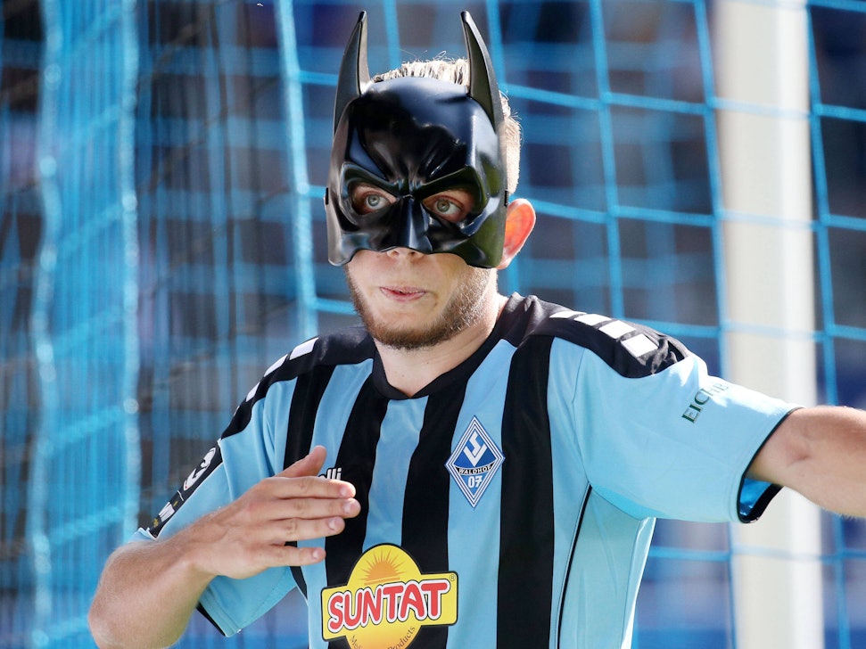 3:0 für Wladhof Mannheim: Adrien Lebeau jubelt mit Maske.