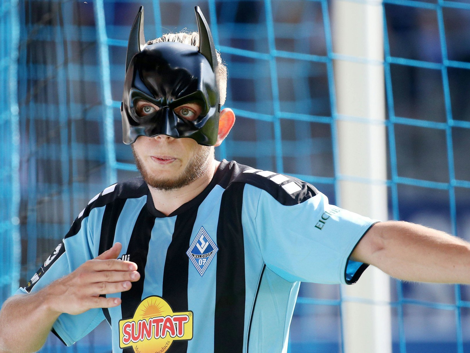 3:0 für Wladhof Mannheim: Adrien Lebeau jubelt mit Maske.