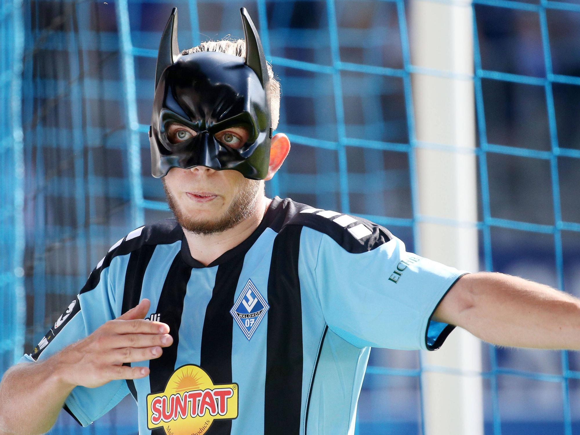 3:0 für Wladhof Mannheim: Adrien Lebeau jubelt mit Maske.